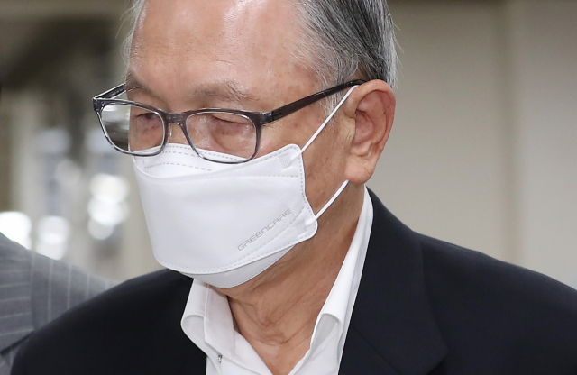 박근혜 정부의 보수단체 불법 지원(화이트리스트) 사건으로 기소된 김기춘 전 대통령 비서실장이 26일 서초동 서울고등법원에서 열리는 파기환송심 선고 공판에 출석하고 있다. 연합뉴스
