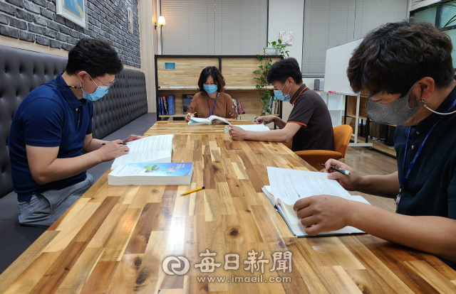 경상북도개발공사 직원들이 국가기술자격증 취득을 위한 스터디 모임을 만들고 퇴근시간이 지난 오후 8시 40분까지도 사무실에 남아서 공부를 하고 있다. 직원들은 코로나19 예방을 위해 스터디 모임 시 반드시 손 소독과 마스크 착용으로 감염도 예방 중이다. 김영진 기자