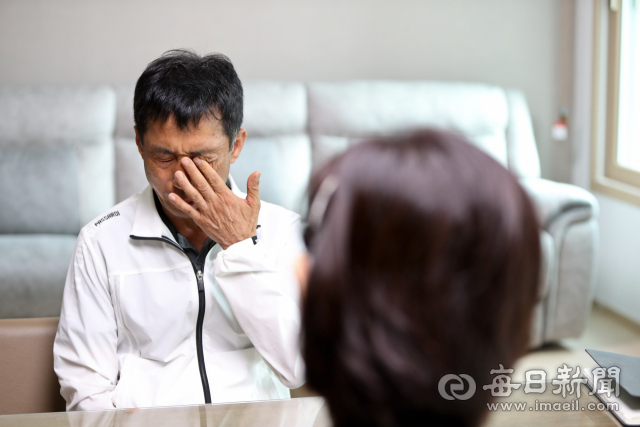 고(故) 최숙현 선수의 아버지 최영희(왼쪽) 씨가 9일 칠곡군 기산면 최 선수의 자택을 찾은 문화체육관광부 최윤희 제2차관과 대화를 하던 중 눈물을 흘리고 있다. 우태욱 기자 woo@imaeil.com
