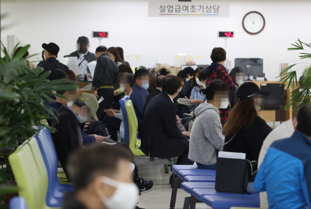 그동안 고용보험에 가입할 수 없었던 특수고용직 근로자에 가입 길이 열렸지만 현장에서는 정책 실효성에 의문을 제기하고 있다. 사진은 서울 중구 서울고용복지플러스센터에서 시민들이 실업급여 신청, 취업지원 등 상담을 위해 기다리고 있는 모습. 연합뉴스