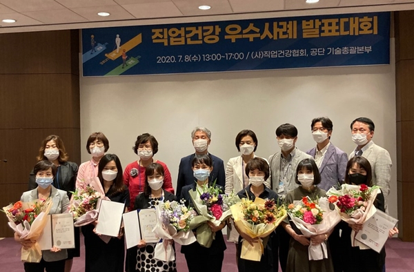 앞줄에서 가운데가 대상을 수상한 영남대병원 이현구 보건관리자.