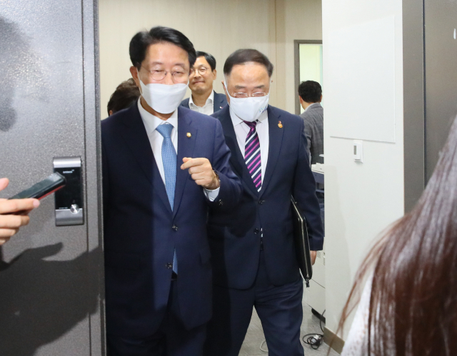 홍남기 경제부총리(오른쪽 부터), 이호승 청와대 경제수석, 더불어민주당 조정식 정책위의장, 김현미 국토교통부 장관이 9일 오후 국회 의원회관에서 부동산 정책 관련 고위당정협의를 마치고 나오고 있다. 연합뉴스