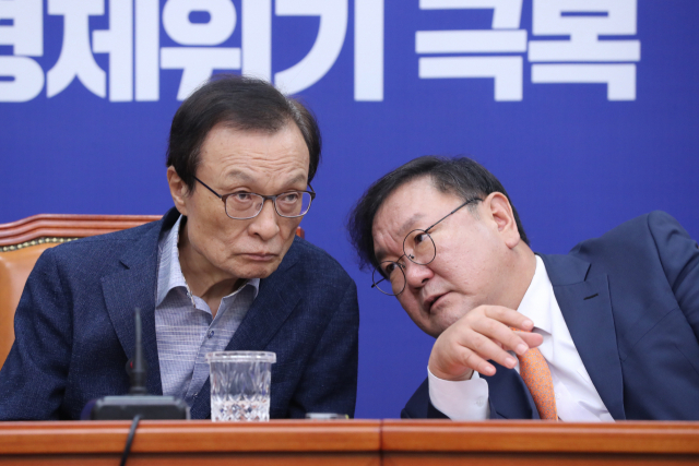 더불어민주당 이해찬 대표와 김태년 원내대표가 8일 오전 서울 여의도 국회에서 열린 최고위원회의에서 대화를 나누고 있다. 연합뉴스
