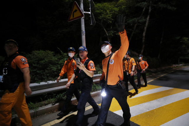 박원순 서울시장이 실종됐다는 신고가 경찰에 들어온 9일 밤 북악산 일대에서 특수대응단 소방대원들이 2차 야간 수색을 하고 있다. 연합뉴스