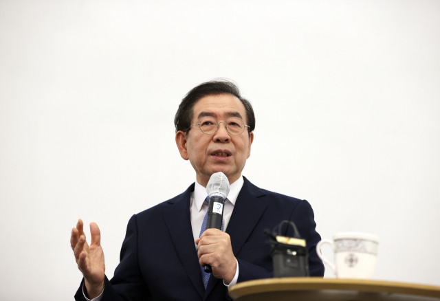 박원순 서울시장이 6일 서울 시민청에서 열린 민선7기 2주년 기자 간담회에서 인사말을 하고 있다. 연합뉴스