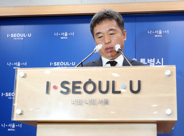 박원순 서울시장의 유고로 시장 권한을 대행하게 된 서정협 행정1부시장이 10일 오전 서울시청에서 향후 계획 등을 포함한 입장을 발표하고 있다. 연합뉴스