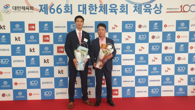 제66회 대한체육회 체육상을 수상한 이강호(왼쪽) 검도팀 선수와 박현 볼링팀 감독. 구미시 제공