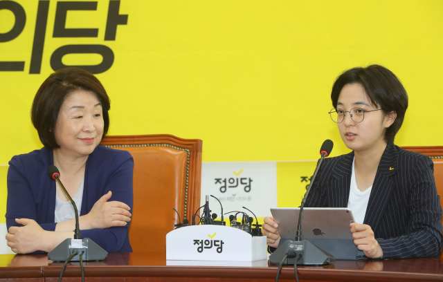정의당 류호정 의원이 17일 국회 정의당 사무실에서 기본소득당 대표단을 만나 인사말하고 있다. 왼쪽은 정의당 심상정 대표. 연합뉴스