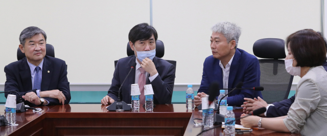 10일 오전 서울 여의도 국회 의원회관에서 열린 미래통합당 정보위원-박지원 국정원장 후보 청문자문단 합동회의에서 조태용 의원(왼쪽부터), 하태경 의원, 김근식 자문위원이 이야기하고 있다. 연합뉴스