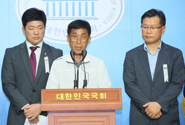 고 최숙현 선수의 부친 최영희 씨가 10일 국회 소통관에서 긴급 보호가 필요한 신고자나 피해자를 위해 임시보호시설 설치·운영, 2차 가해 금지 등을 담은 일명 