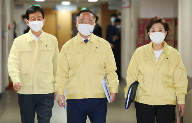홍남기 경제부총리 겸 기획재정부 장관(가운데)과 진영 행안부 장관(왼쪽), 김현미 국토교통부 장관이 10일 오전 정부서울청사에서 열린 6·17 부동산 정책 후속 대책 발표를 위해 브리핑룸으로 향하고 있다. 연합뉴스