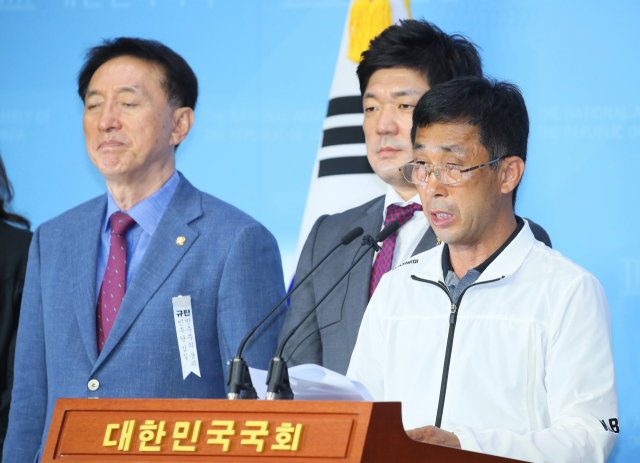 고(故) 최숙현 선수의 부친 최영희 씨가 10일 국회 소통관에서 긴급 보호가 필요한 신고자나 피해자를 위해 임시보호시설 설치·운영, 2차 가해 금지 등을 담은 일명 