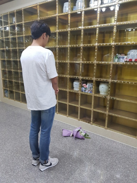 9일 오후 경주시청 트라이애슬론 김도환 선수가 고 최숙현 선수가 잠들어 있는 경북 성주군의 한 추모공원을 찾아 참배하고 있다. 연합뉴스