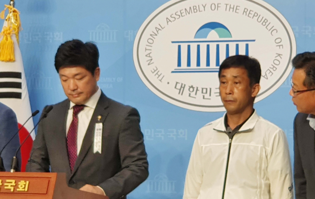 미래통합당 이용 의원(왼쪽)과 고(故) 최숙현 선수의 아버지 최영희 씨가 10일 국회 소통관에서 기자회견하고 있다. 연합뉴스