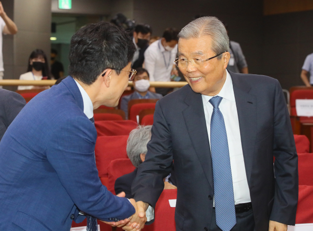미래통합당 김종인 비상대책위원장(오른쪽)과 김병민 정강정책특위원장이 10일 국회 의원회관에서 열린 당 정강정책개정특위 세미나에서 대화하고 있다. 연합뉴스