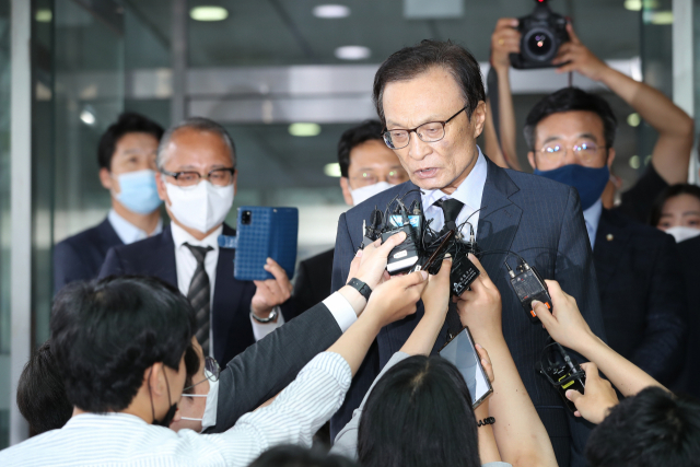더불어민주당 이해찬 대표가 10일 오전 고 박원순 서울시장의 빈소가 마련된 서울 종로구 서울대병원 장례식장에서 조문을 마친 뒤 취재진의 질문에 답하고 있다. 이 대표는 취재진의