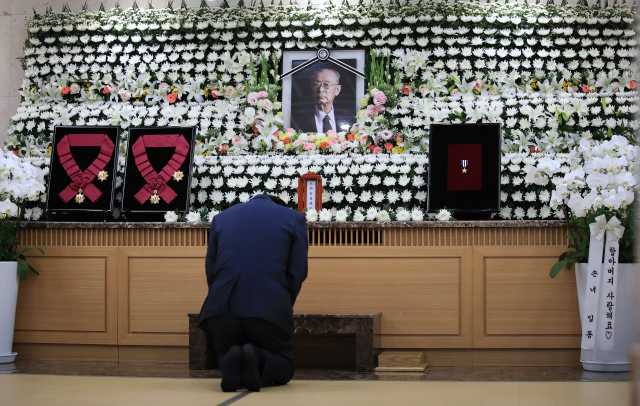 11일 오후 서울 송파구 서울아산병원 장례식장에 마련된 고 백선엽 장군 빈소에서 조문객들이 헌화하고 있다. 연합뉴스