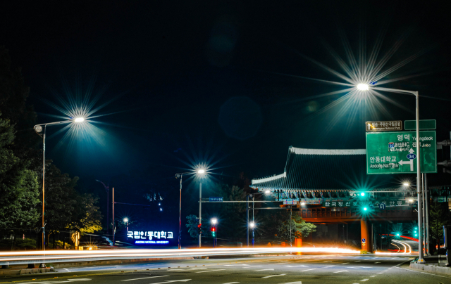 안동대학교가 학교 정문에 설치됐던 출입 문설주를 없애고, 학교명 간판 조형물을 설치하는 등 개방형 정문으로 조성해 좋은 이미지를 얻고 있다. 안동대 제공