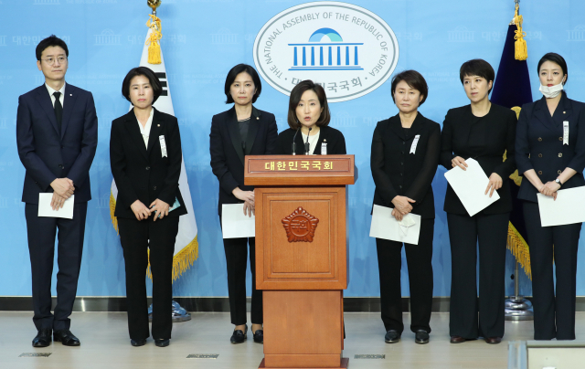미래통합당 전주혜 의원 등이 12일 오후 서울 여의도 국회 소통관에서 기자회견을 열고 고 박원순 서울시장 성추행 의혹 고소인에 대한 신상털기 등 2차 가해 중단을 촉구하고 있다. 연합뉴스