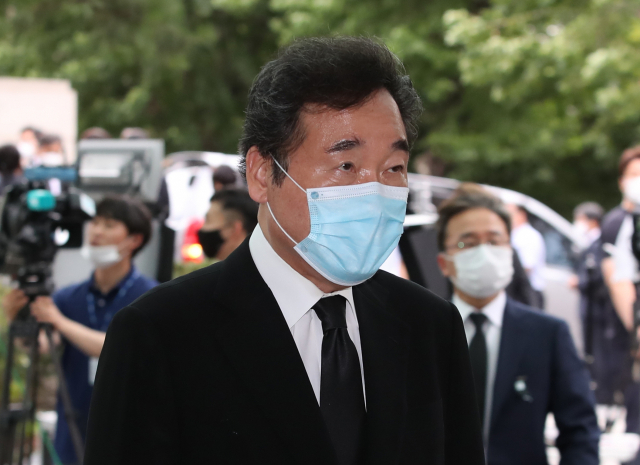 더불어민주당 대표 경선에 출마한 이낙연 의원이 10일 오후 서울 종로구 서울대학교병원 장례식장에 마련된 고(故) 박원순 서울시장 빈소로 들어가고 있다. 연합뉴스