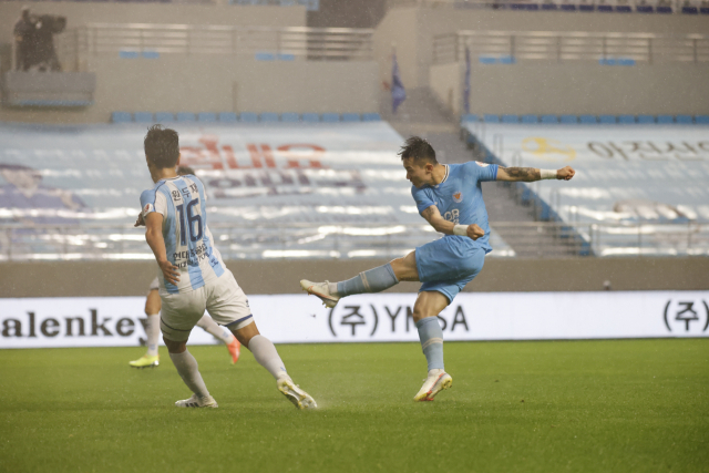 대구FC 신창무가 지난 12일 DGB대구은행파크에서 열린 울산 현대전에서 전반 21분 중거리슛을 하고 있다. 대구FC 제공