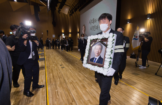 13일 오전 서울시청 다목적홀에서 고 박원순 서울시장의 영결식이 종료된 후 박 시장의 영정이 이동하고 있다. 연합뉴스