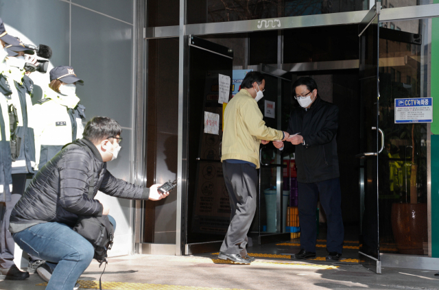 대구시 남구 대명동 신천지 대구교회 출입문에서 교회 관계자가 대구시의 행정조사 명령서를 받고 있다. 매일신문DB