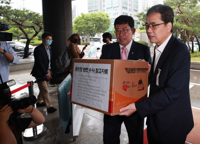 위안부할머니피해진상규명TF(윤미향TF) 팀장인 미래통합당 곽상도 의원이 13일 오전 서울 서부지검에 들어서고 있다. 이날 곽 의원은 검찰에 정대협·정의연 횡령 의혹 사건에 대한 신속한 수사를 촉구했다. 연합뉴스