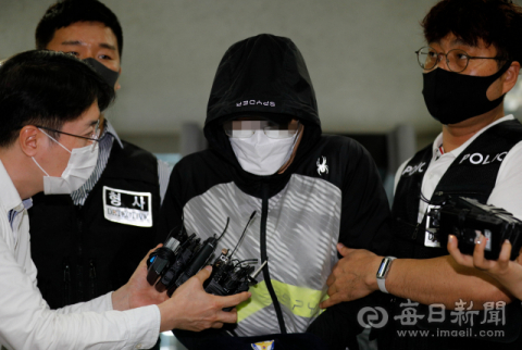고 최숙현 선수 사건 핵심 가해자로 지목된 경주시청 철인 3종팀 운동처방사인 안주현 씨가 13일 오후 대구지방법원에 구속 전 피의자심문을 받기 위해 들어서고 있다. 안 씨는 자격증 없이 선수들에게 의료 행위를 하고, 치료비 등 명목으로 돈을 받은 혐의를 받고 있다. 또 선수 폭행과 성추행 혐의도 받고 있다. 우태욱 기자 woo@imaeil.com