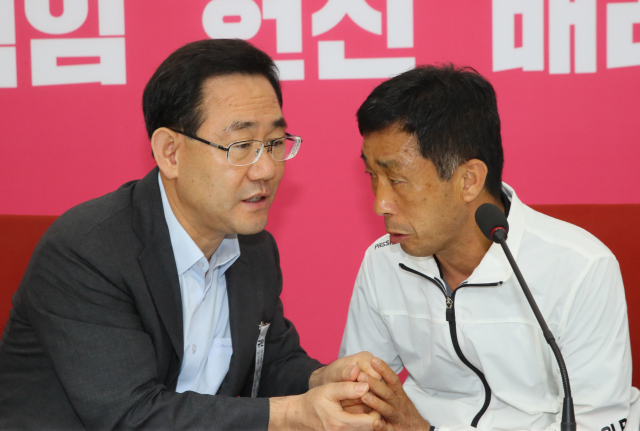 미래통합당 주호영 원내대표가 10일 국회에서 고 최숙현 선수의 부친 최영희 씨를 만나 위로하고 있다. 연합뉴스