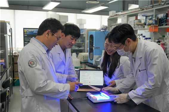 (왼쪽부터) 주재열 선임연구원, 김성현·양수민·임기환 연구원이 알츠하이머성 치매 관련 유전체를 분석하고 있다. 한국뇌연구원 제공