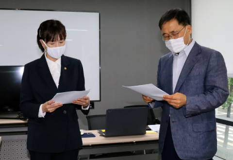 최윤희 문화체육관광부 제2차관이 13일 고 최숙현 선수 인권 침해 사건과 관련한 특별감사가 이루어지고 있는 대한체육회 클린스포츠센터를 방문해 상황을 점검하고 있다. 문화체육관광부 제공.
