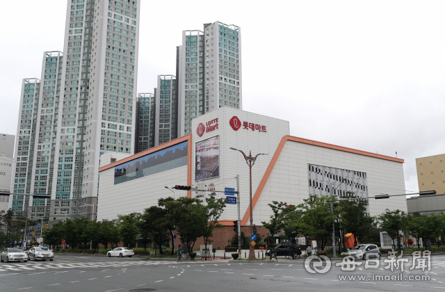 롯데마트 대구 칠성점 자리에 주상복합 건립 계획이 알려지자 바로 옆 오페라삼정그린코아 아파트 주민들이 반발하고 있다. 13일 롯데마트 칠성점과 오페라삼정그린코아 전경. 성일권 기자 sungig@imaeil.com