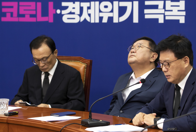 더불어민주당 이해찬 대표와 김태년 원내대표가 13일 오전 서울 여의도 국회에서 열린 최고위원회의에 참석해 있다. 연합뉴스