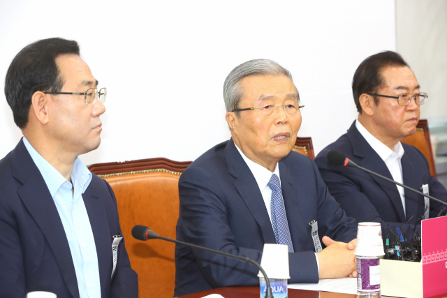 미래통합당 김종인 비상대책위원장(가운데)이 13일 국회에서 열린 비상대책위원회의에서 발언하고 있다. 연합뉴스