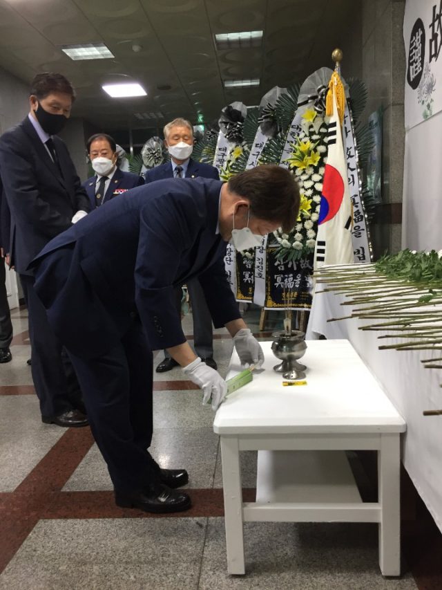 권영진 대구시장이 13일 오후 대구 달서구 용산동 향군회관에 마련된 고 백선엽 장군 붕향소를 찾아 조문을 하고 있다. 대구시 제공
