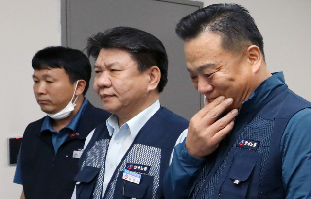 근로자위원인 이동호 한국노총 사무총장(오른쪽)과 소속위원들이 14일 새벽 세종시 정부세종청사 고용노동부에서 열린 제9차 최저임금위원회 전원회의에서 공익위원들의 1.5% 인상안 제시에 집단 퇴장해 입장을 밝히고 있다. 연합뉴스