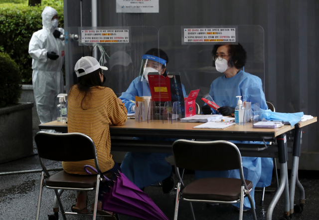 코로나19 확진자 발생이 이어지고 있는 13일 오전 광주 광산구보건소 선별진료소에서 의료진이 방문한 시민들과 상담을 하고 있다. 연합뉴스