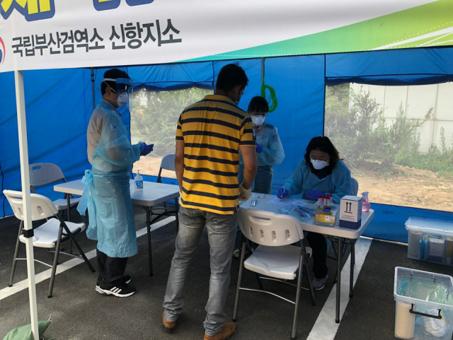 7일 오후 부산 강서구 부산신항에서 하선하는 선원 대상으로 코로나19 검사가 진행되고 있다. 방역 당국은 항만을 통해 유입되는 신종 코로나바이러스 감염증(코로나19)을 차단하기 위해 배에서 내리는 선원 전원을 대상으로 검사를 실시하고 있다. 연합뉴스