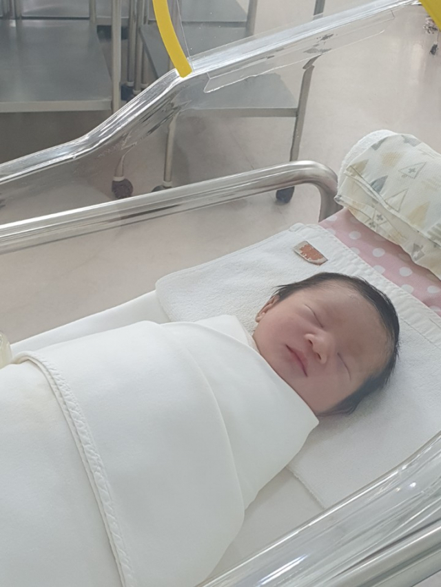 김은지(37)‧문정환(37) 부부 둘째 딸 까꿍이(2.6kg) 6월 30일 출생