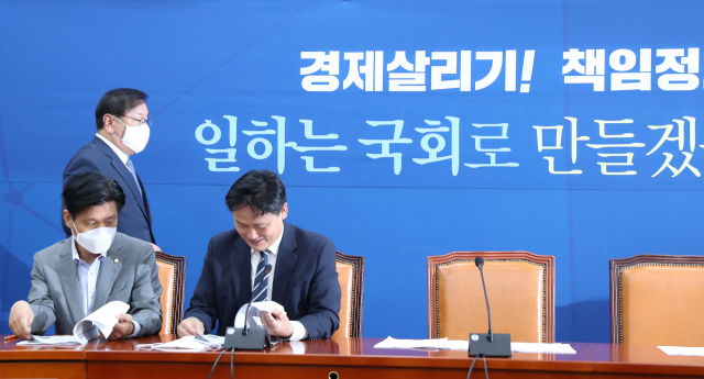 더불어민주당 김태년 원내대표가 14일 오전 서울 여의도 국회에서 열린 원내대책회의에 입장하고 있다. 연합뉴스