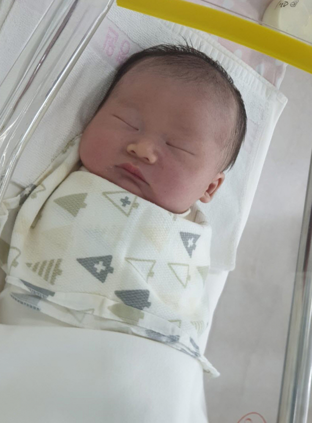 홍은주(30)‧김륜현(36) 부부 첫째 아들 만보(3.2kg) 6월 24일 출생