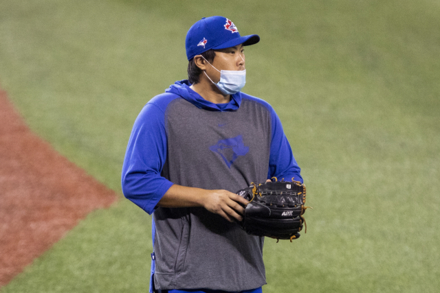 미국프로야구 메이저리그(MLB) 토론토 블루제이스의 류현진이 지난 10일 캐나다 토론토 홈구장인 로저스센터에서 마스크를 쓴 채 훈련에 참가하고 있다. 연합뉴스