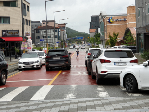경북도청 신도시 내 풍천풍서초등학교 어린이보호구역에 불법 주정창된 차량들이 도로를 점령하고 있다. 17일 오후 하교시간 불법 주정차된 차량 사이에서 갑자기 나타난 한 어린이가 길을 건너다 통행하는 차량과 맞닥뜨려 아찔한 상황이다. 윤영민 기자