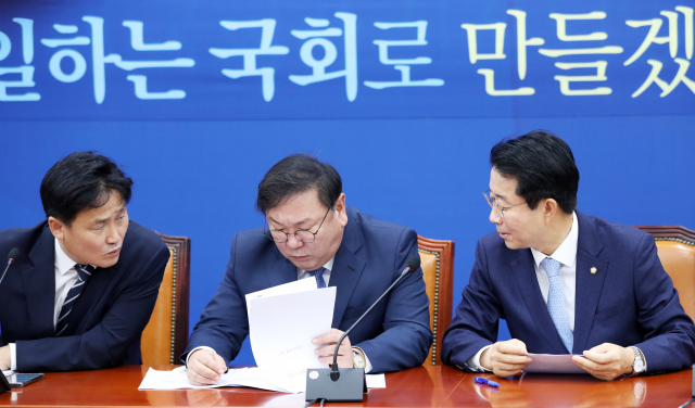 더불어민주당 김태년 원내대표(가운데)가 14일 오전 서울 여의도 국회에서 열린 원내대책회의에서 김영진 원내수석부대표(왼쪽), 조정식 정책위의장과 대화하고 있다. 연합뉴스