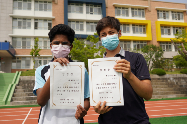 최근 대구 복현중 학생회장에 당선된 미국 출신 브루스 엠마뉴엘 퓨리먼(오른쪽) 학생과 1학년 학급 반장이 된 파키스탄 출신 라페 셰이크 모하메드 학생. 복현중 제공