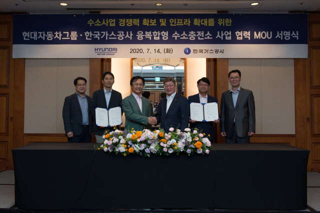 지영조(왼쪽에서 세 번째) 현대자동차 사장과 채희봉(왼쪽에서 네 번째) 가스공사 사장이 융복합형 수소충전소 합작법인 설립을 추진하기로 했다. 한국가스공사 제공