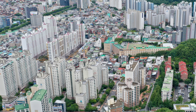 대구 수성구 상공에서 바라본 경신중,고등학교 주변 범어4동 전경. 김영진 기자 kyjmaeil@imaeil.com