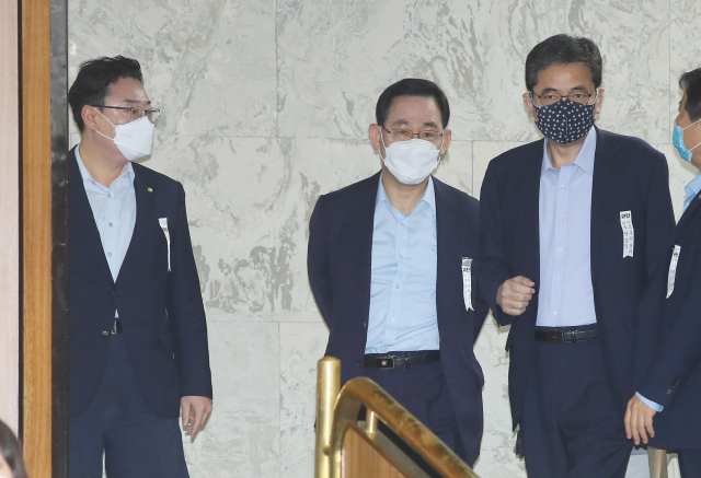 미래통합당 김성원 원내수석부대표(왼쪽부터), 주호영 원내대표, 곽상도 의원 등이 14일 국회에서 열린 원내대책회의에 입장하고 있다. 연합뉴스
