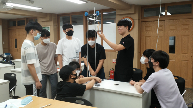 앞으로 고교 현장에선 좀 더 다양한 선택과목이 개설, 운영된다. 학생이 진로와 적성을 고려해 수업을 들을 수 있도록 하기 위한 것이다. 고교학점제의 취지다. 선택과목 중 물리학실험 수업에 참가 중인 고교생들. 대구시교육청 제공